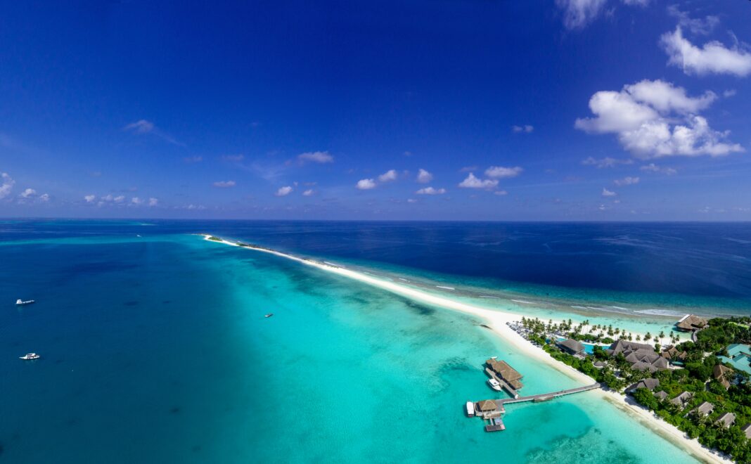 maldives Oszałamiający widok z lotu ptaka na tropikalną wyspę na Malediwach z dziewiczymi plażami i czystymi, błękitnymi wodami.