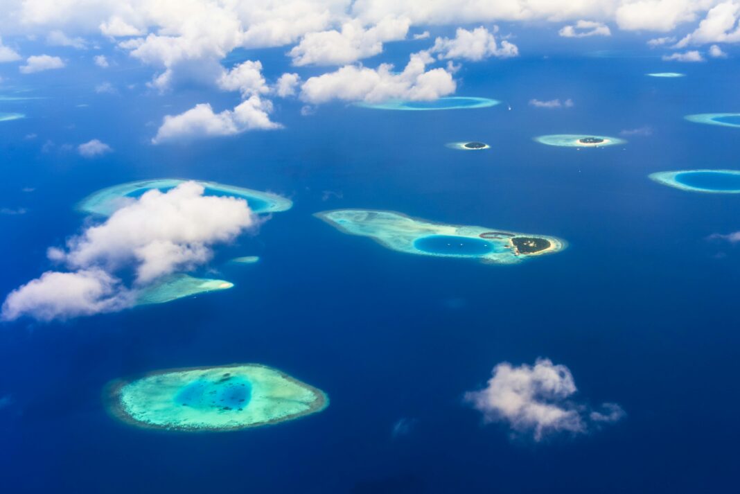 maldives Zapierający dech w piersiach widok z lotu ptaka na tropikalne wyspy i lazurowe wody, ukazujący oszałamiające naturalne piękno.