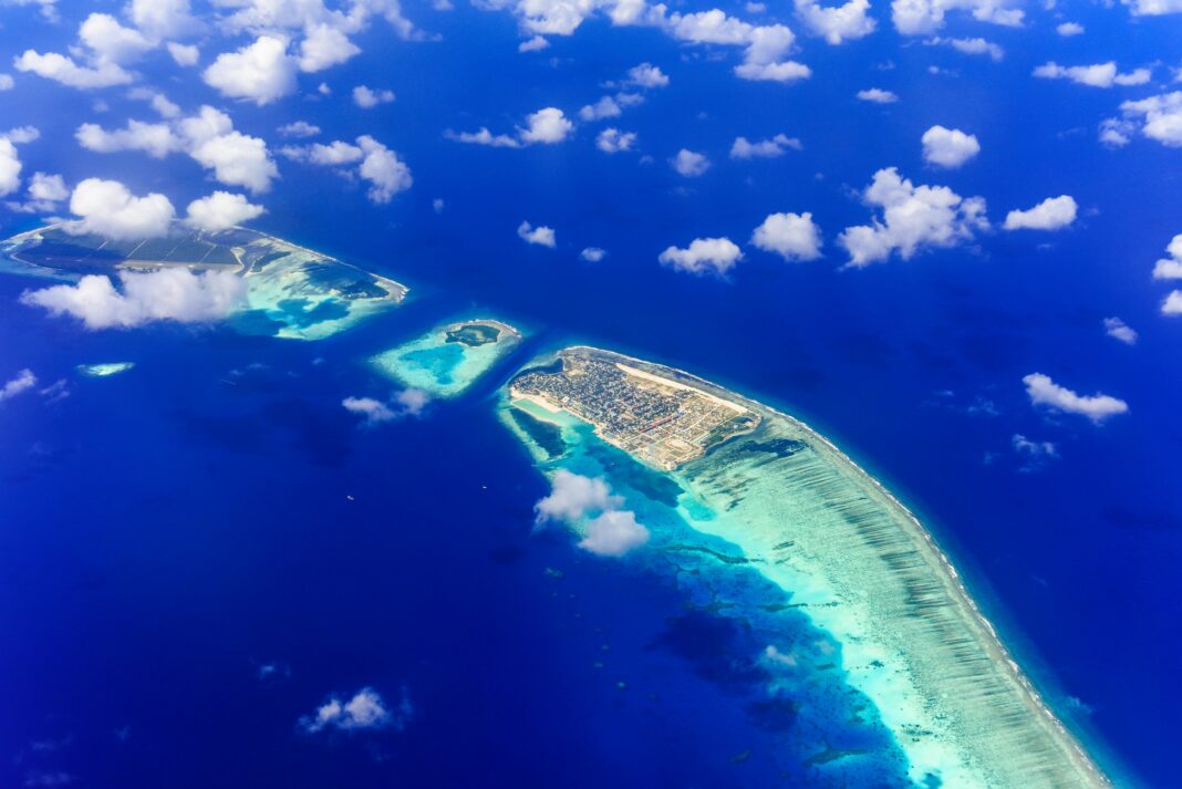 maldives Zachwycający widok z lotu ptaka na tropikalne wyspy otoczone lazurowymi wodami, idealny na wymarzone wakacje.