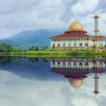 George Town: Street art i kolonialne dziedzictwo Penangu Piękny meczet odbijający się w jeziorze na górzystym tle w Kuala Kubu Bharu, Malezja.