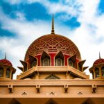 Oszałamiający widok na kopuły meczetu Putra na tle jasnego nieba, ukazujący architekturę islamską.