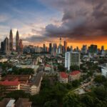 Park Narodowy Gunung Mulu: Jaskinie i wapienne cuda Sarawaku Oszałamiający widok na panoramę Kuala Lumpur z wieżami Petronas Towers o zachodzie słońca i tętniącym życiem niebem.