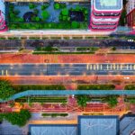 Widok z lotu ptaka na Petaling Jaya przedstawiający nowoczesną architekturę i bujną zieleń w kolorowej scenerii miejskiej.