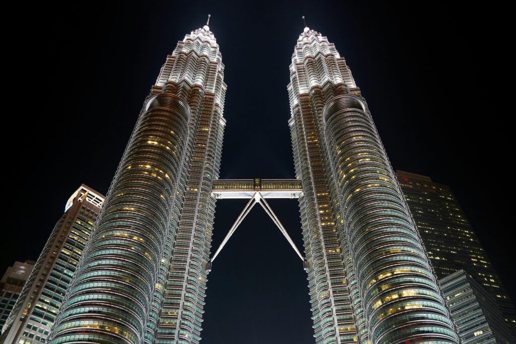 Wspaniały widok na bliźniacze wieże Petronas w Kuala Lumpur w Malezji nocą.