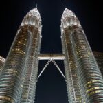 Wspaniały widok na bliźniacze wieże Petronas w Kuala Lumpur w Malezji nocą.