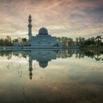 Spokojny widok na meczet odbijający się w spokojnych wodach o zachodzie słońca, tworząc spokojny krajobraz Malezji.