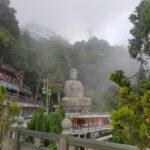 Odkryj spokojny posąg Buddy pośród mglistej, bujnej zieleni w Genting Highlands w Malezji.