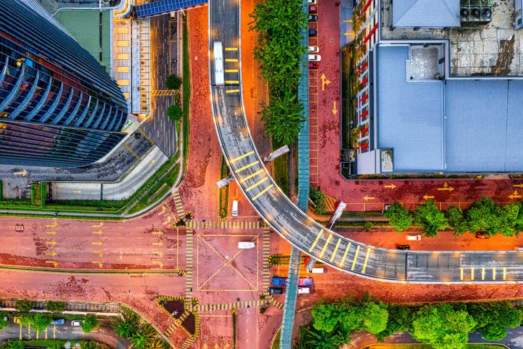 Żywe ujęcie lotnicze skrzyżowania miasta w Petaling Jaya, przedstawiające architekturę miejską.