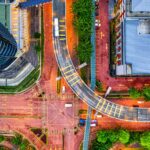 Festyn Thaipusam: Kolorowe obrzędy i procesje w Batu Caves Żywe ujęcie lotnicze skrzyżowania miasta w Petaling Jaya, przedstawiające architekturę miejską.