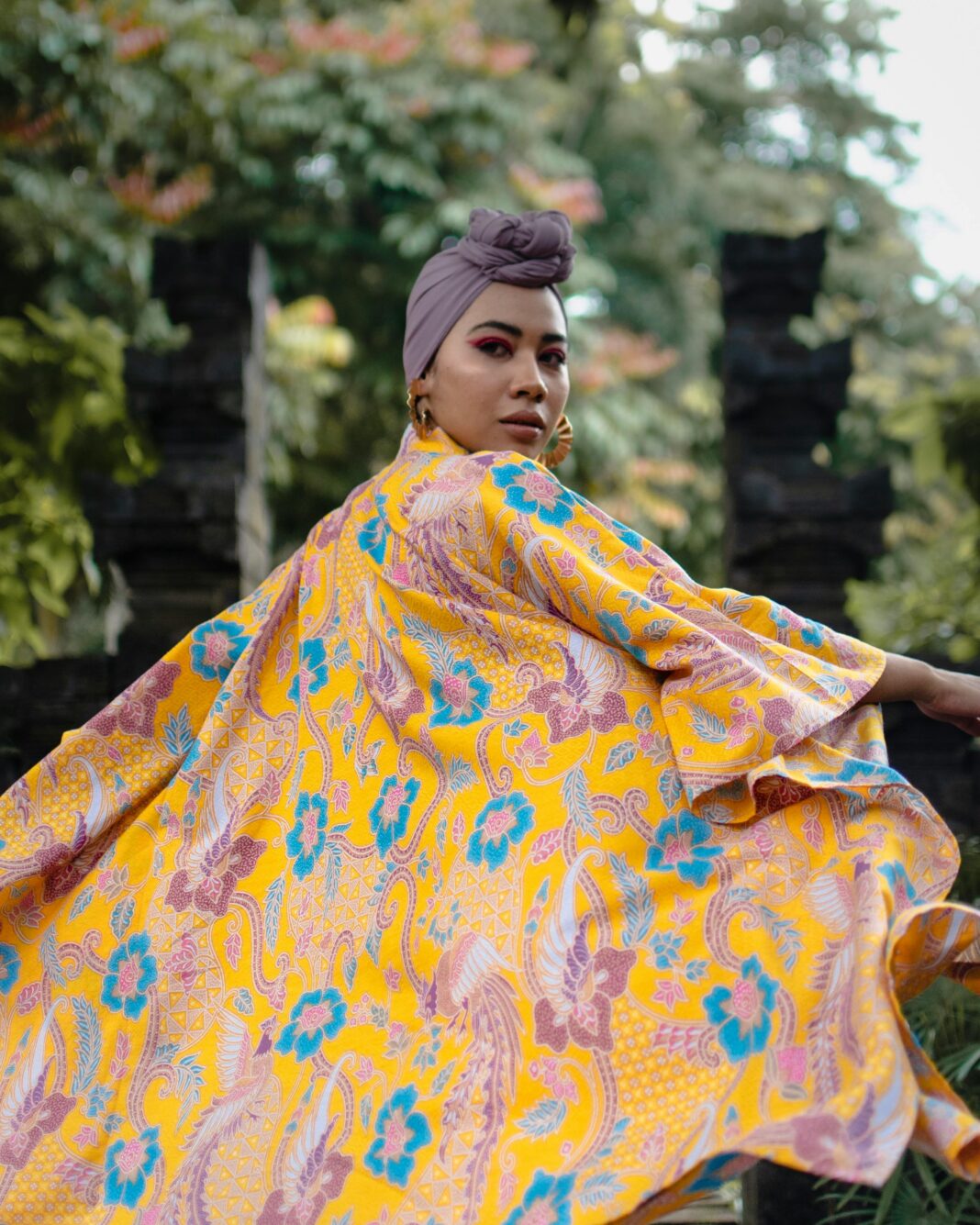 Piękny portret Malezyjki w tradycyjnym kolorowym stroju. 