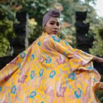 Malakka: Historyczne serce Malezji i skarbnica kultury Piękny portret Malezyjki w tradycyjnym kolorowym stroju.