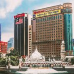 Malowniczy widok na panoramę Kuala Lumpur z nowoczesnymi drapaczami chmur i kultową architekturą.