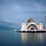 Uchwycenie majestatycznego meczetu w Cieśninie Malakka w pogodnym półmroku odbijającym się w spokojnych wodach.