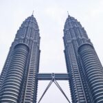 Kultowe bliźniacze wieże Petronas pod jasnym niebem w Kuala Lumpur w Malezji.