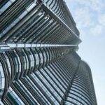 Widok na nowoczesny drapacz chmur ze szkła i stali w Kuala Lumpur w Malezji.