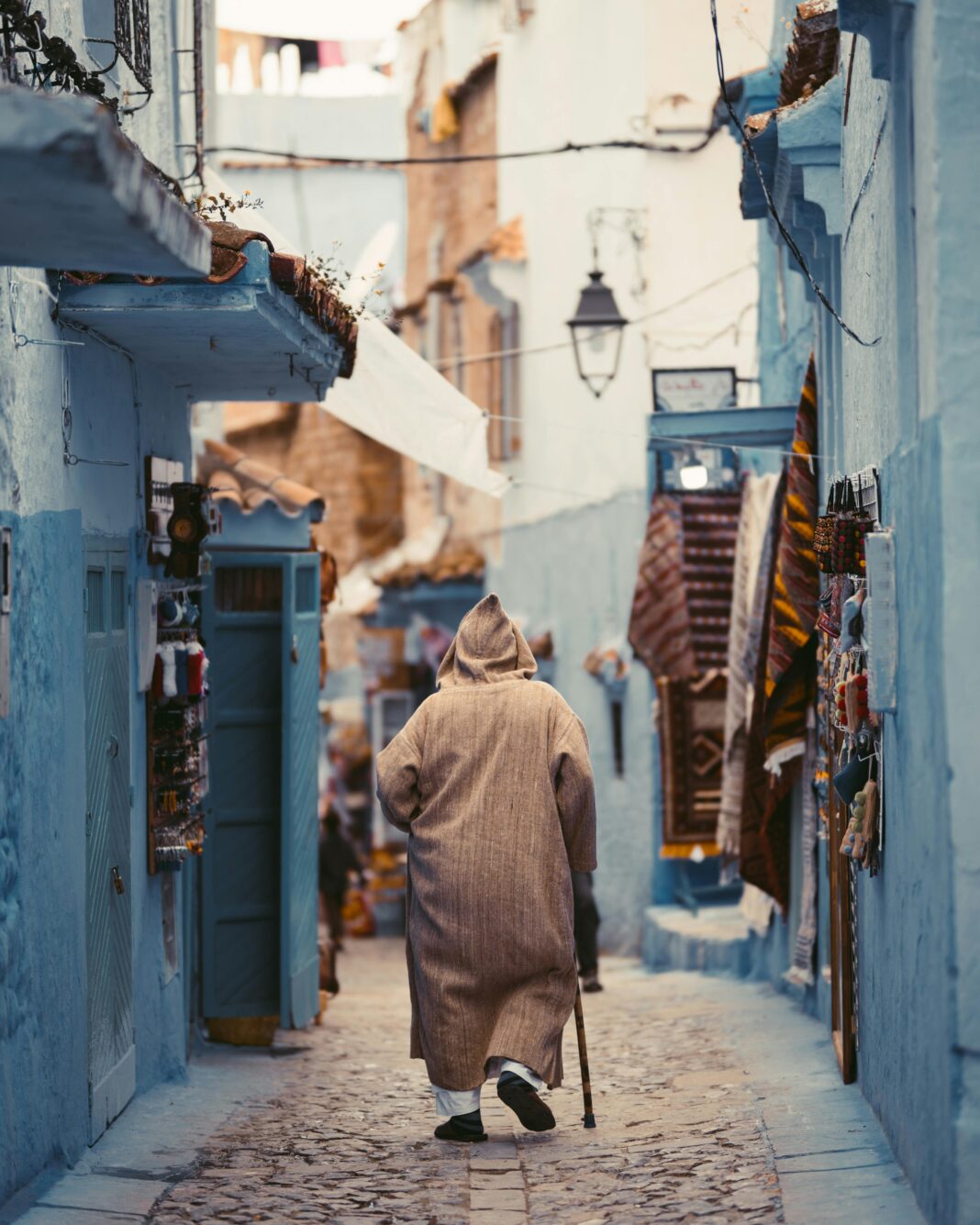 maroko Samotna osoba spaceruje uroczą niebieską uliczką w Chefchaouen w Maroku.
