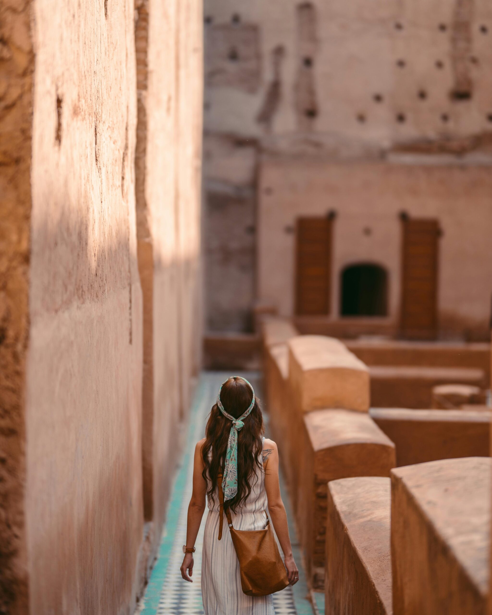 Turysta zwiedza historyczny pałac El Badii w Marakeszu, Maroko.