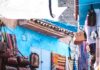 Odkryj tętniącą życiem aleję targową wypełnioną tekstyliami i torbami w Chefchaouen w Maroku.