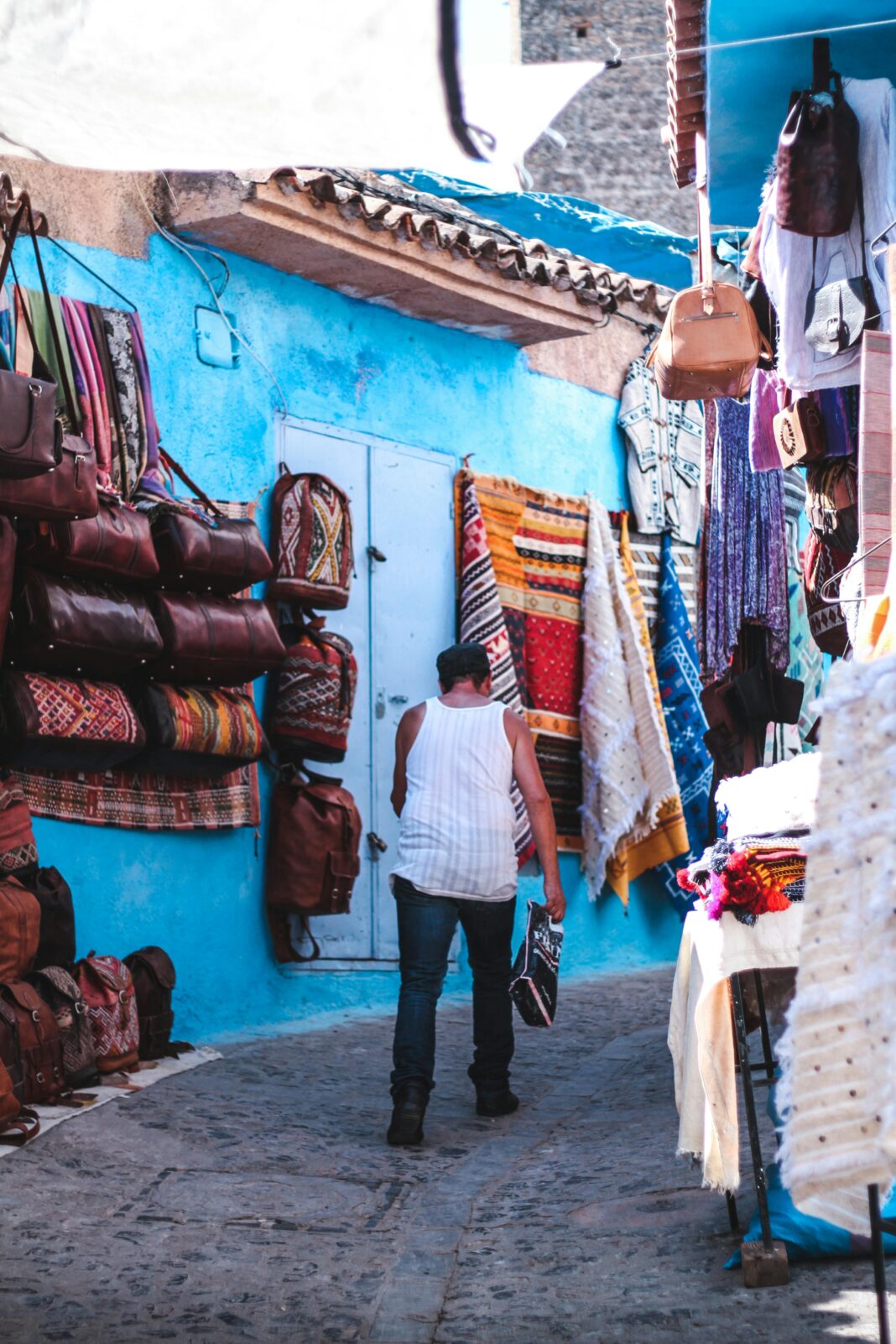 maroko Odkryj tętniącą życiem aleję targową wypełnioną tekstyliami i torbami w Chefchaouen w Maroku.