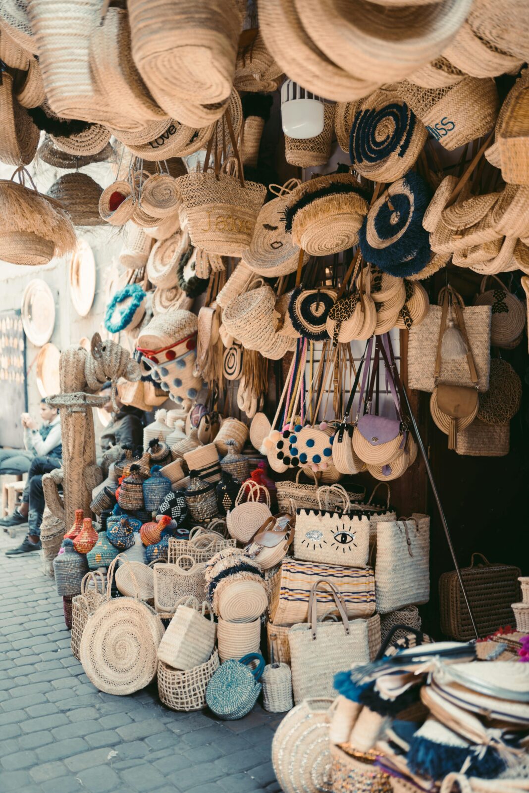 maroko Tętniąca życiem wystawa ręcznie tkanych toreb i kapeluszy na targu ulicznym w Marrakeszu.
