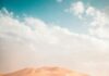 Ogromne wydmy pod jasnym niebem na pustyni Al Wahat Al Dakhla w Egipcie.