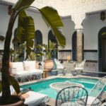 Luksusowy marokański dziedziniec w Marrakeszu z basenem i ozdobnym wystrojem.