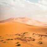 Meknes – zapomniane cesarskie miasto Maroka Ogromne wydmy pod jasnym niebem na pustyni Al Wahat Al Dakhla w Egipcie.