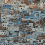 Oszałamiający widok z lotu ptaka na kultowe niebieskie budynki w Chefchaouen w Maroku.