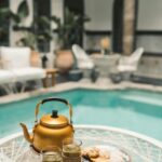 Skosztuj tradycyjnej marokańskiej herbaty i słodyczy przy stylowym basenie w Marakeszu.