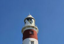 Mauritius – luksusowe wille nad laguną Widok z niskiego kąta na kultową latarnię morską Albion na Mauritiusie w pogodny dzień.