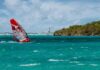 Poczuj dreszczyk windsurfingu na tętniących życiem turkusowych wodach Mauritiusa.