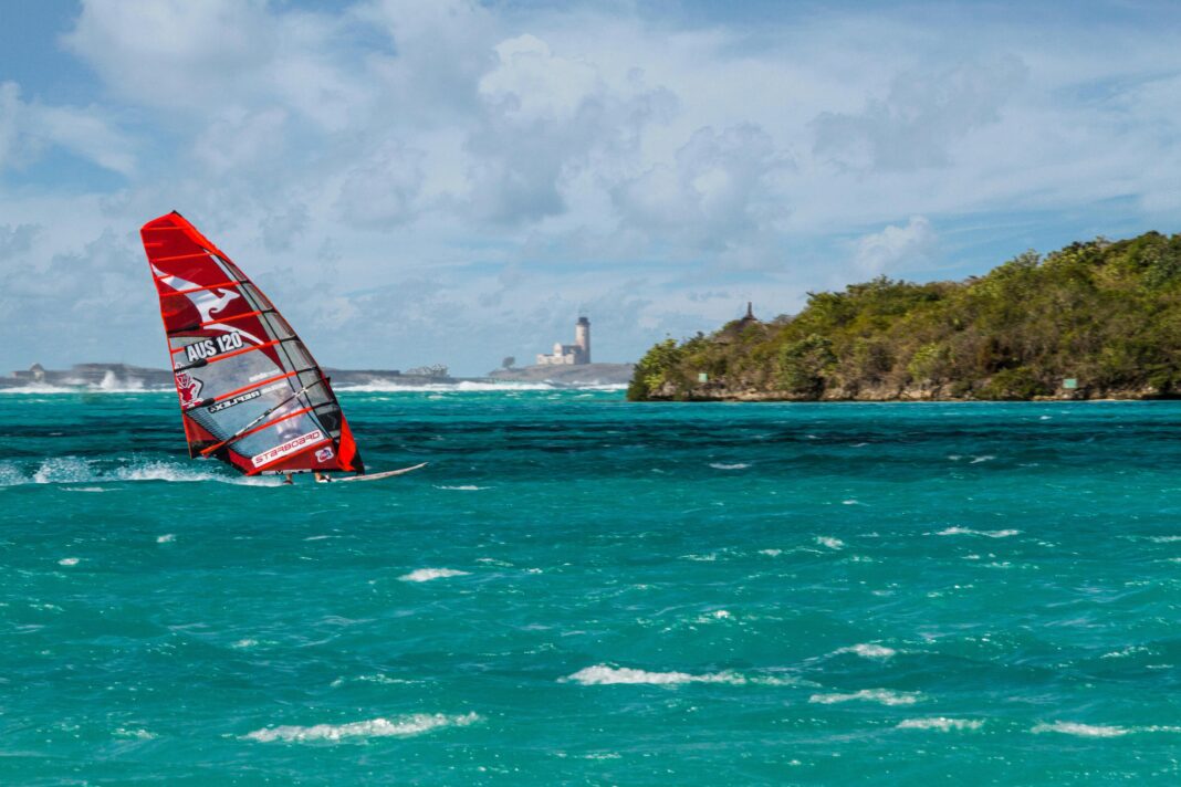 Poczuj dreszczyk windsurfingu na tętniących życiem turkusowych wodach Mauritiusa.