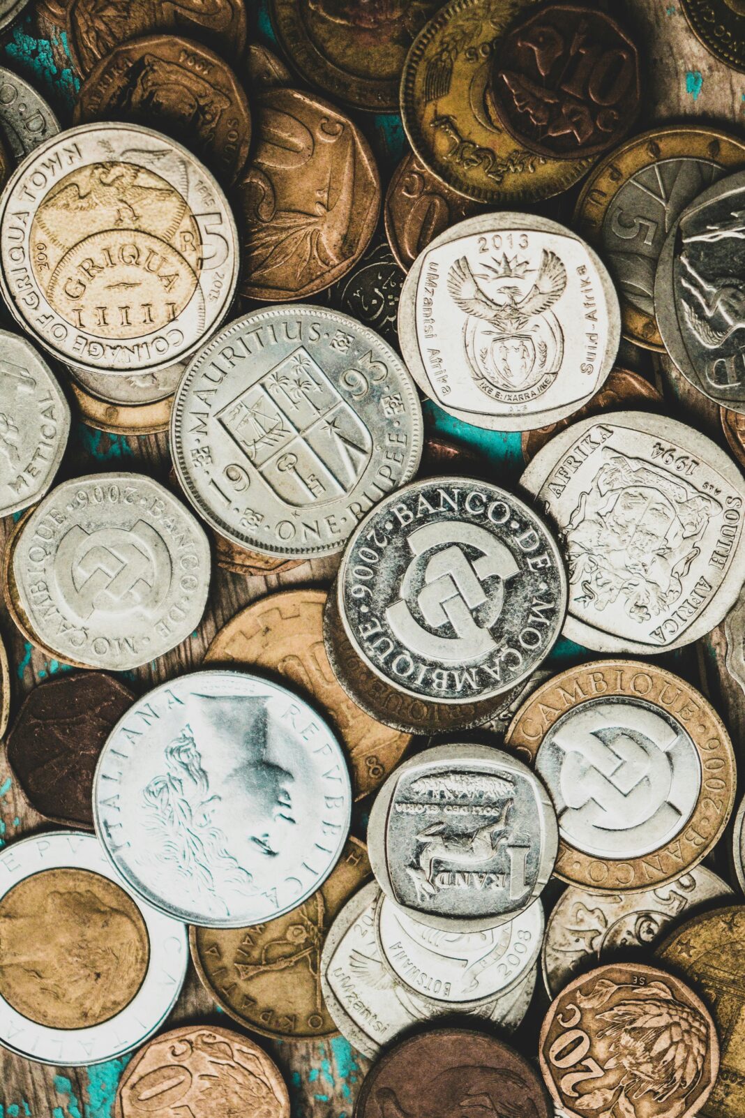 mauritius Szczegółowe zbliżenie kolekcji międzynarodowych monet przedstawiających różne waluty.