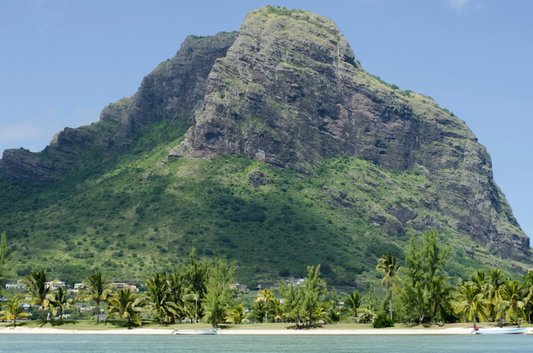 Zapierający dech w piersiach widok na górę i plażę Le Morne Brabant na Mauritiusie. 
