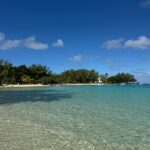 Nieskazitelna plaża w Blue Bay na Mauritiusie z czystą błękitną wodą i słonecznym niebem.