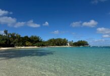 Nieskazitelna plaża w Blue Bay na Mauritiusie z czystą błękitną wodą i słonecznym niebem.