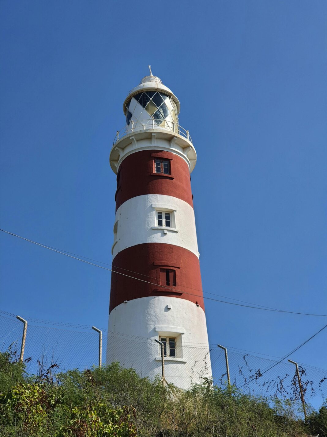 mauritius Widok z niskiego kąta na kultową latarnię morską Albion na Mauritiusie w pogodny dzień.