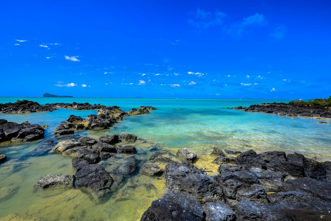 mauritius Piękna scena przybrzeżna na Mauritiusie z czystymi turkusowymi wodami i skalistymi brzegami.