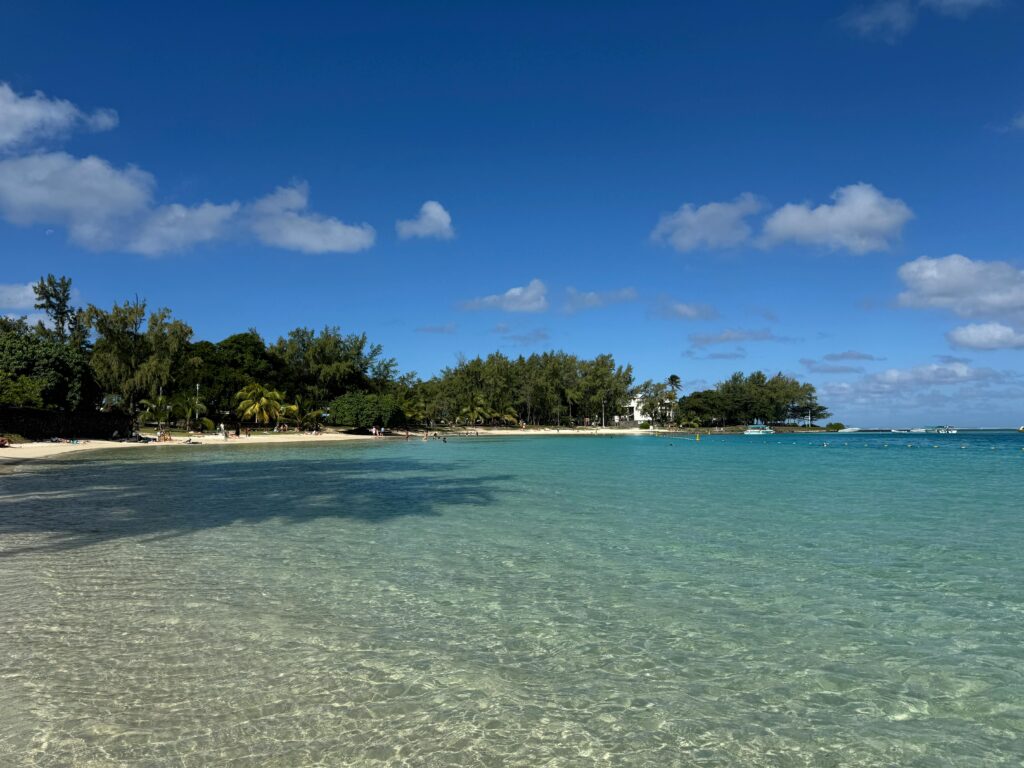 Nieskazitelna plaża w Blue Bay na Mauritiusie z czystą błękitną wodą i słonecznym niebem.