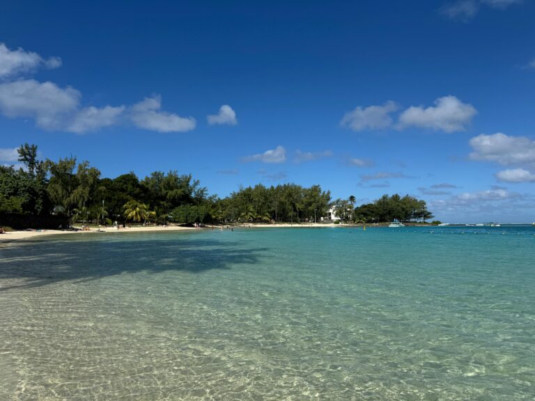 Nieskazitelna plaża w Blue Bay na Mauritiusie z czystą błękitną wodą i słonecznym niebem.