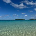 Krystalicznie czyste wody w Blue Bay, Grand Port District, Mauritius pod tętniącym życiem błękitnym niebem.