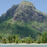 Zapierający dech w piersiach widok na górę i plażę Le Morne Brabant na Mauritiusie. 