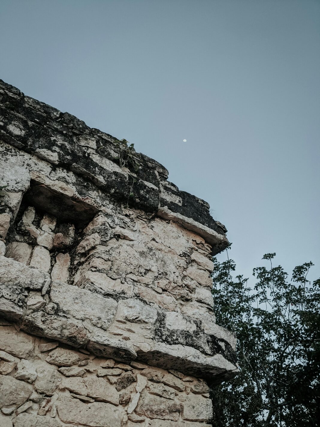 Kamienne ruiny Majów w Quintana Roo w Meksyku, z widocznym czystym niebem i księżycem.
