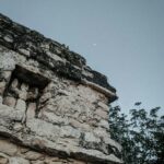 Kamienne ruiny Majów w Quintana Roo w Meksyku, z widocznym czystym niebem i księżycem.