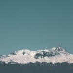 Frida Kahlo Museum: Wizyta w Casa Azul w Coyoacán Zapierający dech w piersiach widok na ośnieżone szczyty górskie pod czystym, błękitnym niebem, idealny jako inspiracja do zimowych podróży.