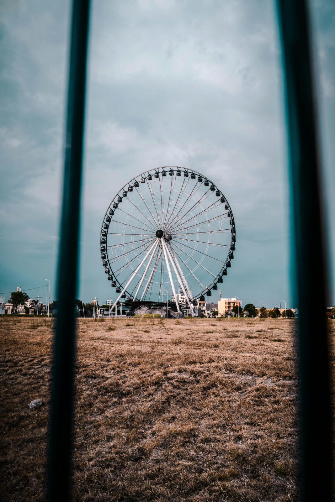meksyk Oszałamiający widok na diabelski młyn w Puebla z dramatycznym niebem.