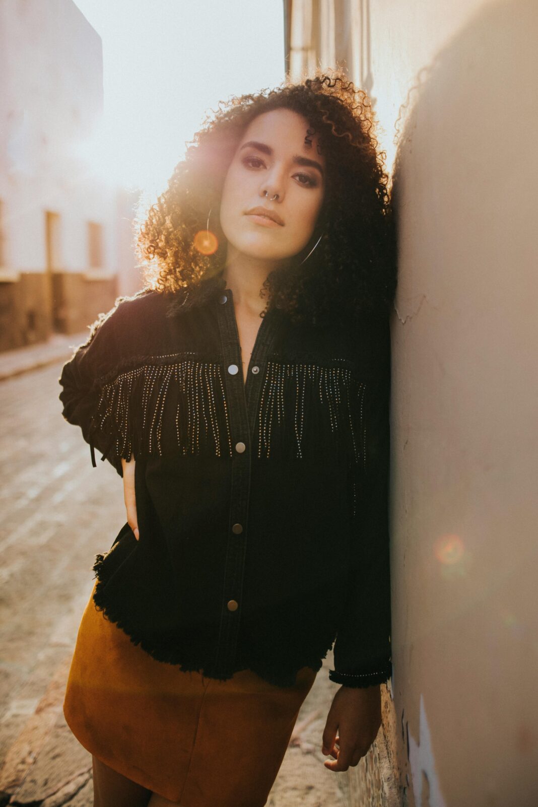 meksyk Stylowa kobieta z kręconymi włosami pozuje w złotym świetle słońca Santiago de Querétaro.