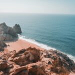 Zapierający dech w piersiach widok na ocean ze skalistych klifów w Cabo San Lucas w Meksyku.