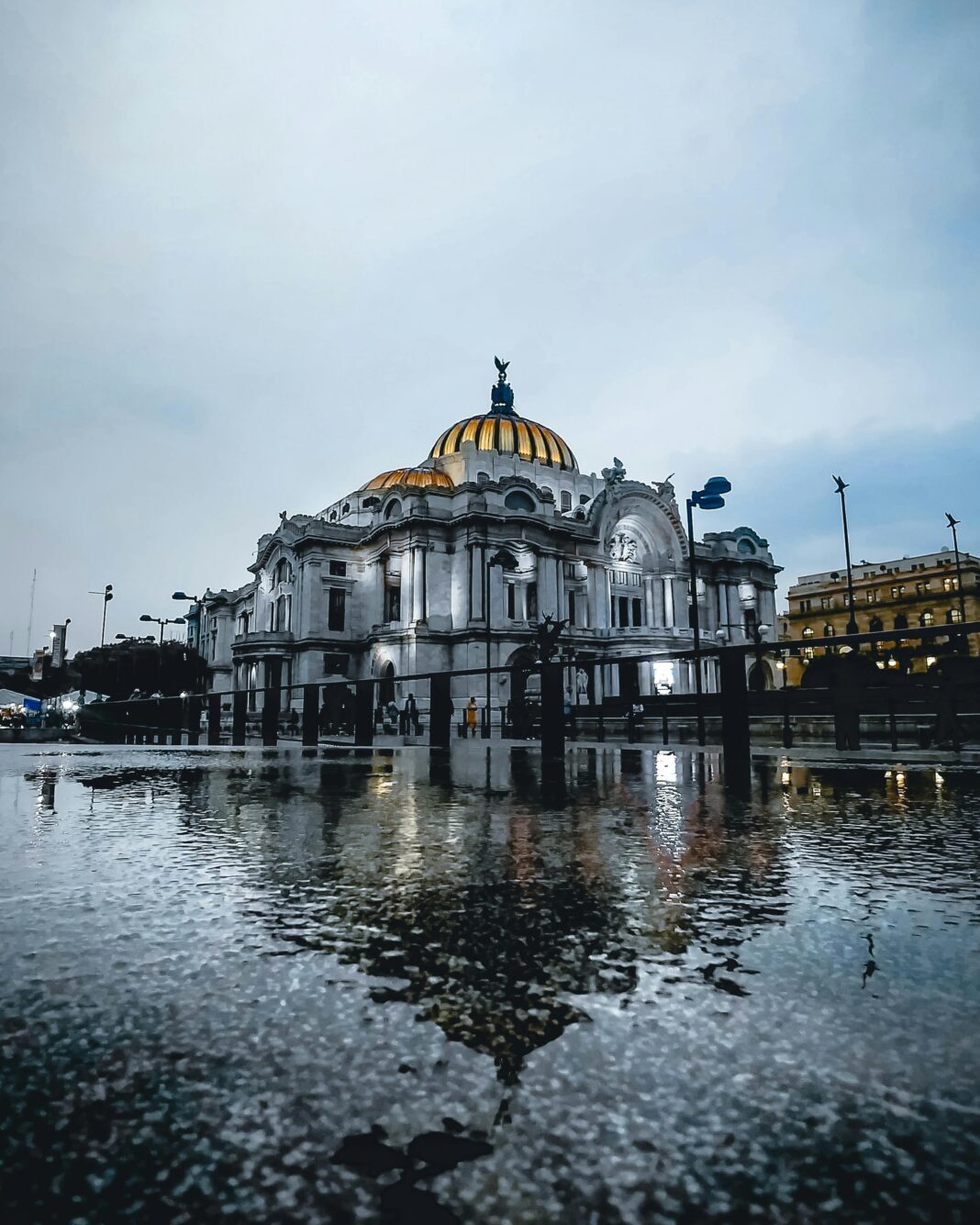 meksyk Odblaskowy nocny widok na Palacio de Bellas Artes w Meksyku, podkreślający jego kultową architekturę.