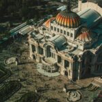 Oszałamiające ujęcie lotnicze kultowego Palacio de Bellas Artes w Meksyku, przedstawiające jego tętniącą życiem kopułę i historyczną architekturę.